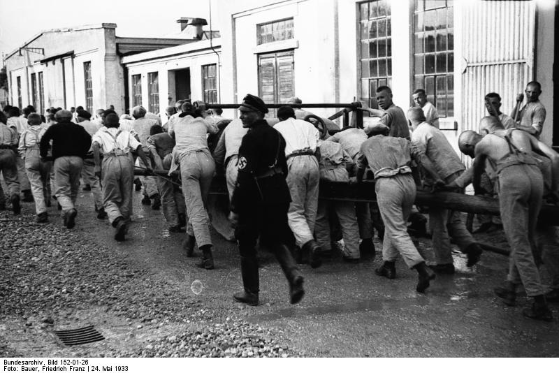 Häftlinge bei der Zwangsarbeit im Schutzhaftlager des Konzentrationslagers Dachau