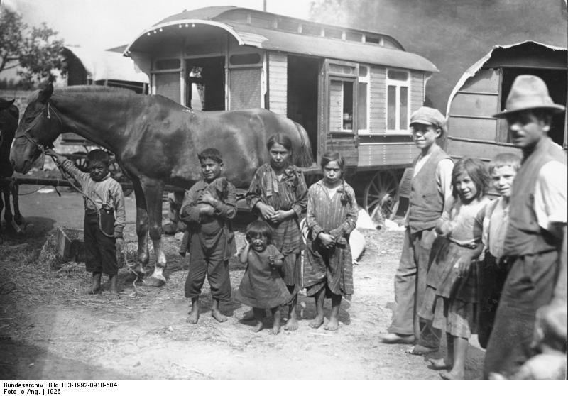 Sinti*zze und Rom*nja vor einem Wohnwagen in Berlin, 1926.